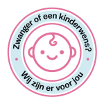 Ronde sticker met een roze babygezichtje in het midden en de tekst ‘Zwanger of een kinderwens? Wij zijn er voor jou’ in een blauwe ring eromheen.